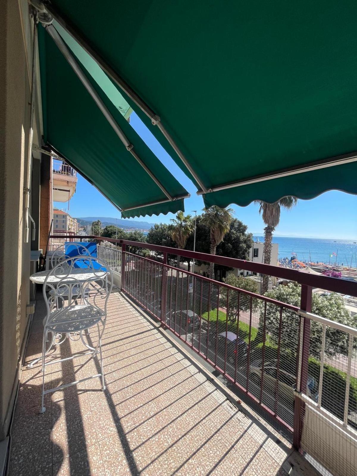 Vado Sul Mare Apartamento Vado Ligure Exterior foto